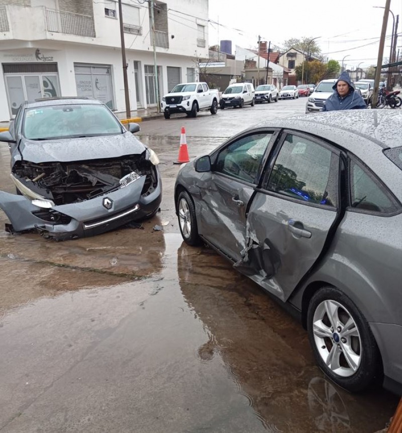 Fuerte choque en Pueblo Nuevo: sin heridos, importantes daos